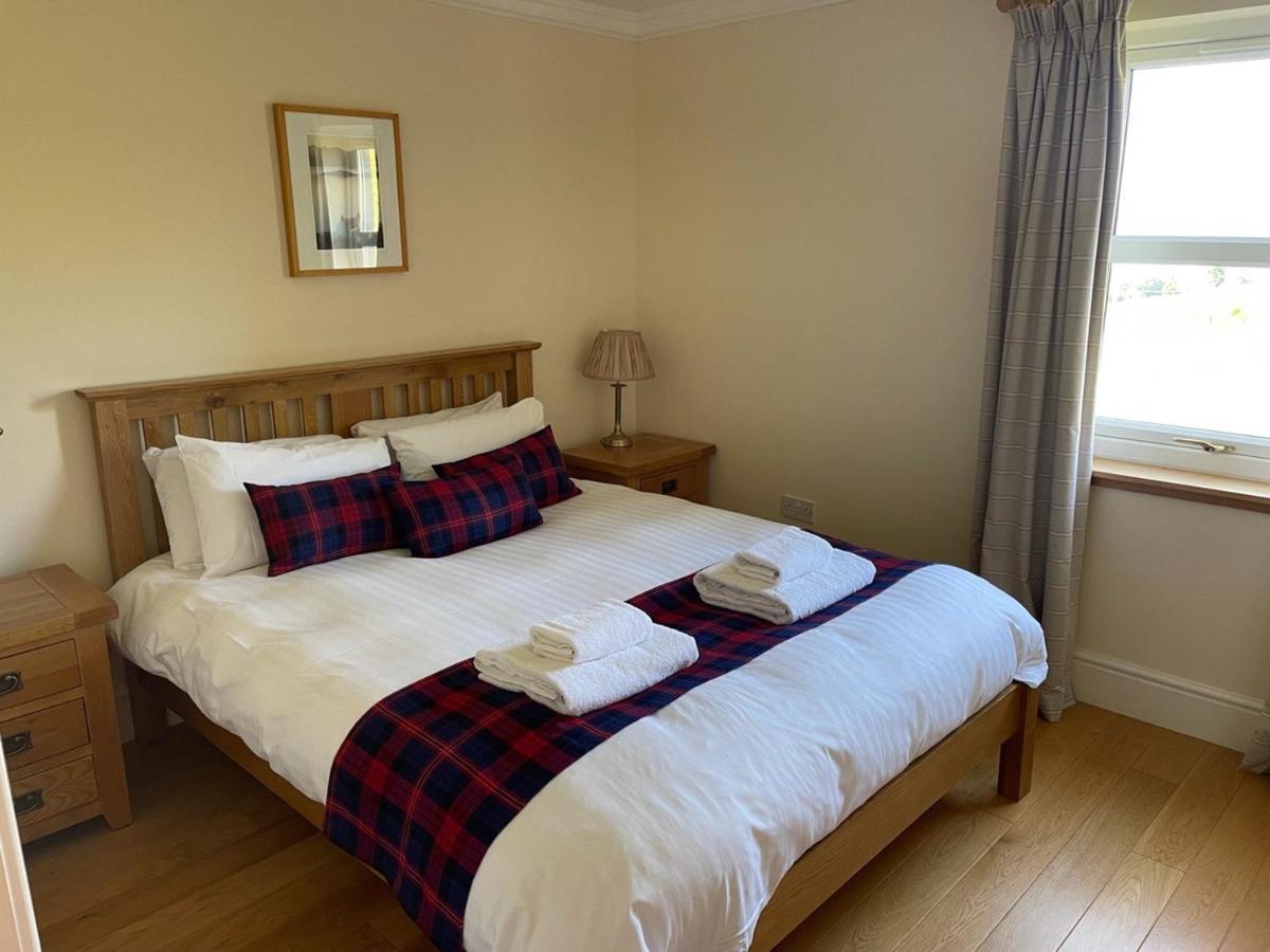 Highland Farm Cottages ดิงวอลล์ ภายนอก รูปภาพ